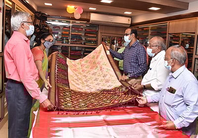 கோ- ஆப்டெக்ஸில் தீபாவளி தள்ளுபடி விற்பனை: ஆட்சியா் துவங்கிவைத்தாா்