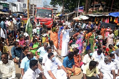 அகழிப் பகுதியில் வீடுகள் இடிக்கும் திட்டம்: பொதுமக்கள் மறியல்