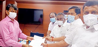 மாநகர மக்களின் அடிப்படைபிரச்னைகளை சரி செய்ய வேண்டும்: ஆணையரிடம் எம்எல்ஏக்கள் மனு