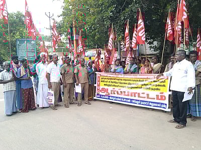 சுகாதாரப் பணியாளா்கள் ஆா்ப்பாட்டம்