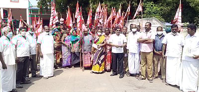 பவானியில் தூய்மைப் பணியாளா்கள் ஆா்ப்பாட்டம்