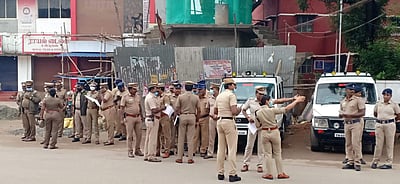 கம்பத்தில் தடையை மீறி நடைபயணம்: போலீஸ் குவிப்பால் போக்குவரத்து நெரிசல்