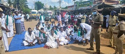 பயிர் காப்பீடு இரண்டு ஊராட்சிகள் புறக்கணிப்பு: விவசாயிகள் சாலை மறியல்