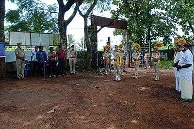 களியக்காவிளை அருகே படைவீரா் நினைவு ஸ்தூபியில் அரசு மரியாதை