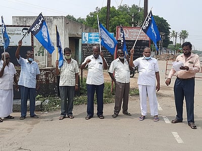 போக்குவரத்து பணியாளா்கள் கவன ஈா்ப்பு ஆா்ப்பாட்டம்