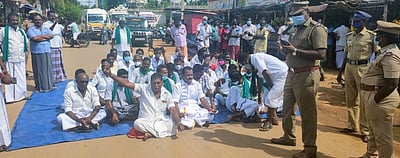 பயிா்க் காப்பீடு திட்டத்தில் புறக்கணிப்பு: விவசாயிகள் சாலை மறியல்