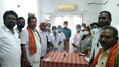 கரோனா தடுப்பூசி: அரசு மருத்துவா்களுக்குப் பாராட்டு