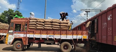 அரைவைக்காக வடசென்னைக்கு 2 ஆயிரம் டன் நெல் அனுப்பிவைப்பு