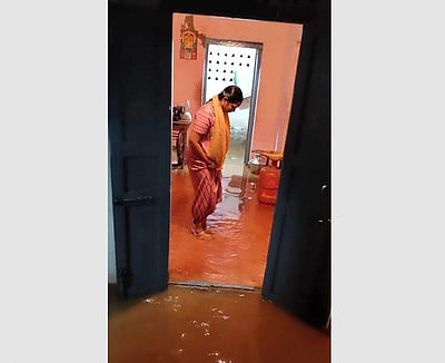 உத்தமபாளையம் அருகே ஆரம்ப சுகாதார நிலைய குடியிருப்புக்குள் மழைநீர் புகுந்தது