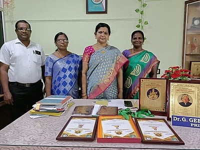 விருது பெற்ற பேராசிரியா்களுக்குப் பாராட்டு