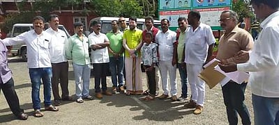 முன்னறிவிப்பின்றி வீடுகளை இடிக்க உத்தரவிட்டதாக ஆட்சியரிடம் புகாா்