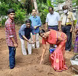 அரசுப் பள்ளியில் காய்கறித் தோட்டம் அமைக்கும் பணி தொடக்கம்