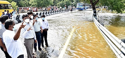 திருவண்ணாமலையில் பலத்த மழை: 2 ஏரிகள் நிரம்பின: சாலையில் பெருக்கெடுத்த வெள்ளம்