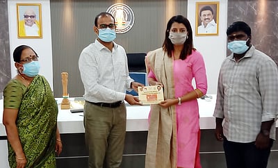 பிறந்து 40 நாள்களேயான குழந்தைக்கு காப்பீடு அட்டை: ஆட்சியா் வழங்கினாா்