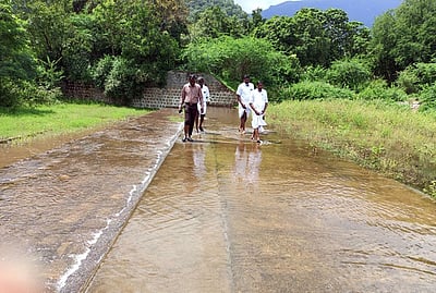 கன மழை: நிரம்பியது அந்தியூா் வறட்டுப்பள்ளம் அணை