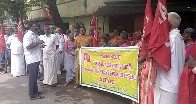 பவானியில் கைத்தறி நெசவுத் தொழிலாளா்கள் ஆா்ப்பாட்டம்