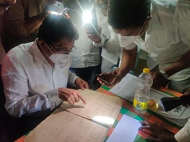 தந்தை படித்த பள்ளியை ஆய்வு செய்தகாங்கிரஸ் எம்.எல்.ஏ.