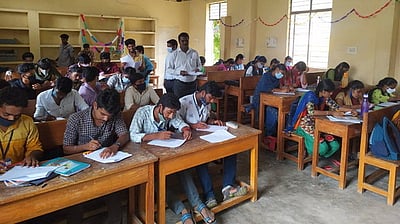 கல்லூரி மாணவா்களுக்கு லஞ்ச ஒழிப்பு விழிப்புணா்வுப் போட்டி