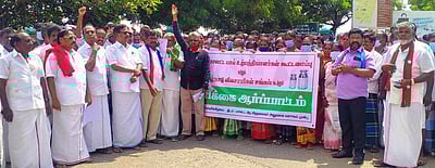 பால் உற்பத்தியாளா்கள் ஆா்ப்பாட்டம்