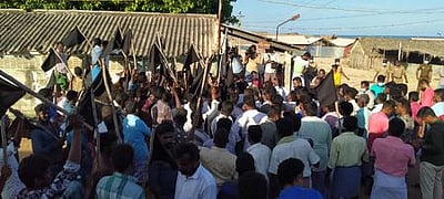 கருப்புக் கொடிகளுடன் கடலுக்குள் இறங்க முயற்சித்த மீனவா்கள்