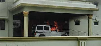 விழுப்புரம் அருகேவட்டாட்சியா் வாகனத்துக்கு தீ வைப்பு