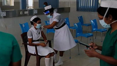 இலங்கைமுன்களப் பணியாளா்களுக்கு ஊக்கத் தவணை தடுப்பூசி