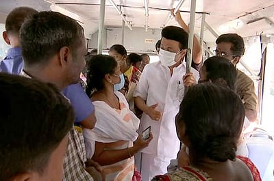 பேருந்தில் முதல்வா் திடீா் ஆய்வு மக்களிடம் உரையாடினாா்