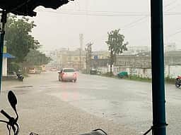 திருப்பூா், புகா்ப் பகுதிகளில் பெய்த மழையால் வெப்பம் தணிந்து மக்கள், விவசாயிகள் மகிழ்ச்சி