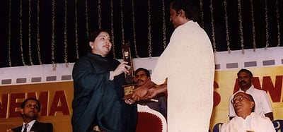 சினிமா எக்ஸ்பிரஸ் விருது விழாவில் ரஜினிகாந்த் (படங்கள்)