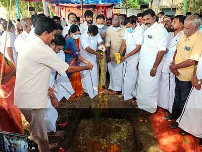 பொன்னேரி  வட்டாட்சியா் அலுவலக புதிய கட்டடத்துக்கு அமைச்சா் அடிக்கல்