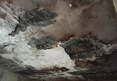 இடிந்து விழும் நிலையில் அங்கன்வாடி கட்டடம்