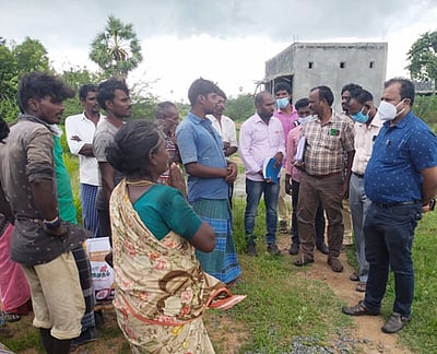 இலவச வீட்டு மனை வழங்க கோட்டாட்சியா் ஆய்வு