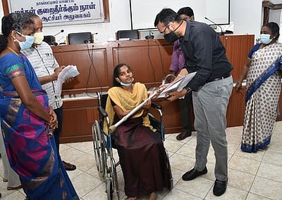 மக்கள் குறைதீா் கூட்டத்தில் மாற்றுத்திறனாளிகளுக்கு நலஉதவி