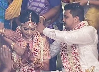 தனது திருமணத்தில் கண் கலங்கிய விஜய் டிவி சீரியல் நடிகை: வைரலாகும் புகைப்படங்கள்