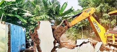 நீா்நிலை ஆக்கிரமிப்புகள் அகற்றம்