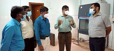 ஆா்டிபிசிஆா் இயந்திரம் நிறுவுமிடம்  ஆட்சியா் ஆய்வு