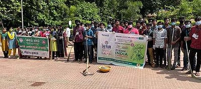 தாம்பரம் ரயில் நிலைய வளாகத்தை சுத்தம் செய்த ஸ்ரீ சாய்ராம் கல்லூரி மாணவா்கள்