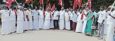 உரத் தட்டுப்பாடு: விவசாயிகள் ஆா்ப்பாட்டம்