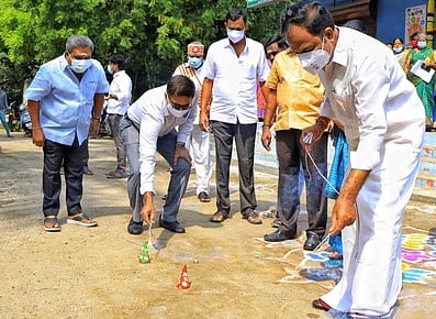 வேலூா் கூட்டுறவு அங்காடிகளில் தீபாவளி பட்டாசு விற்பனை: ஆட்சியா் தொடக்கி வைத்தாா்