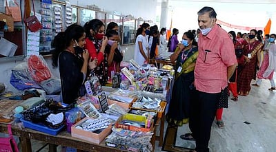 மகளிா் கல்லூரியில் மாணவிகளின் பல்பொருள் அங்காடிகள்