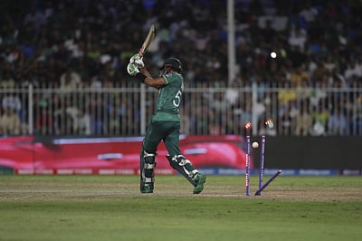 நியூசிலாந்து திணறல் பேட்டிங்; பவர் பிளேவில் பாபர் அஸாமை போல்டாக்கிய சௌதி: ஷார்ஜாவில் பரபரப்பான ஆட்டம்