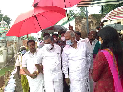 இடிந்து விழுந்த கமலாலய சுற்றுச்சுவர்: அமைச்சர் சேகர்பாபு நேரில் ஆய்வு 