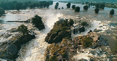 ஒகேனக்கல்லுக்கு நீா்வரத்து 40,000 ஆயிரம் கன அடியாக அதிகரிப்பு: அருவியில் குளிக்கவும், பரிசல் இயக்கவும் தடை