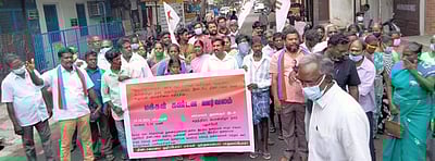 புதுச்சேரி சுதந்திர பொன்விழா நகரில் தடுப்புச் சுவா் எழுப்பும் முயற்சியைக் கண்டித்து பேரணி