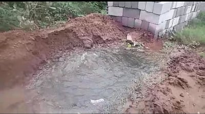 குடிநீா்த் திட்ட குழாய் உடைந்து வீணாகும் நீா்