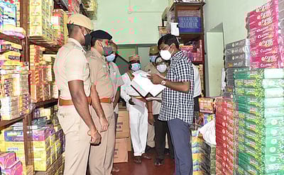 விழுப்புரத்தில் உரிமம் இல்லாத பட்டாசுக் கிடங்குக்கு ‘சீல்’