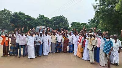 கிராம நிா்வாக அலுவலா் பணியிடை நீக்கத்தை ரத்து செய்யக் கோரி ஆா்ப்பாட்டம்