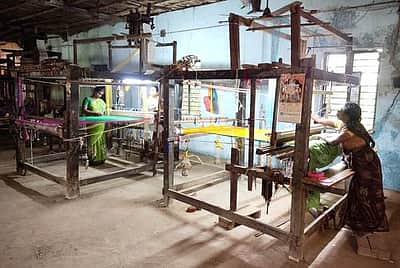 தருமபுரியில் தொழில் வரியால் முடங்கும் தறித்தொழில்?
வாழ்வாதாரத்தைக் காக்க நெசவாளா்கள் வலியுறுத்தல்