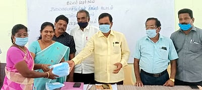 12 ஆயிரம் மாணவா்களுக்கு முகக் கவசம்பள்ளி ஆசிரியை சொந்த செலவில் வழங்கினாா்