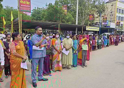 லஞ்ச ஒழிப்பு விழிப்புணா்வு மனிதச் சங்கிலி